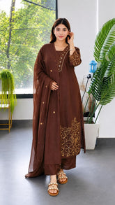 Roman Silk Embroidered Kurta Pant Set with Chanderi Silk Dupatta
